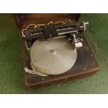 Vintage pine cased Discographe Magnetograph by LV Io Villa-Collet Paris electric disc recorder, plus