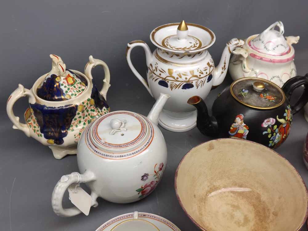 Mixed Lot: Chinese export teapot together with two teabowls and single saucer, together with a - Bild 2 aus 5