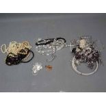 Mixed Lot: quantity of costume jewellery