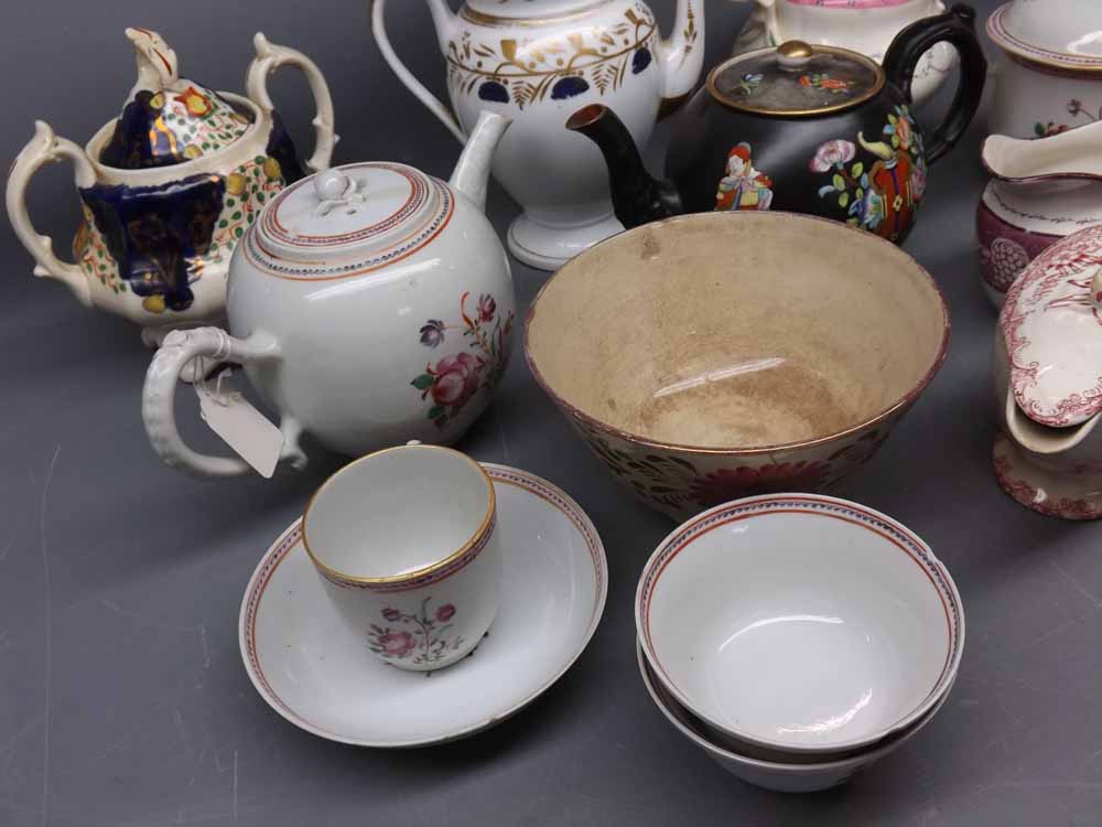 Mixed Lot: Chinese export teapot together with two teabowls and single saucer, together with a - Bild 4 aus 5