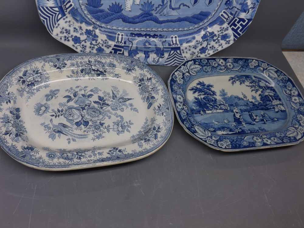Two 19th century blue and white printed plates, one with a farmyard print, the other with a floral - Bild 2 aus 2