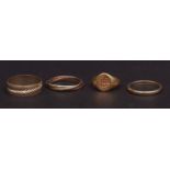 Mixed Lot: a high grade yellow metal gents signet ring, the oval panel engraved with a monogram, 3.