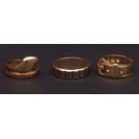 Mixed Lot: 18ct gold buckle ring, hallmarked London 1986, finger size H/I, 3.7gms, a modern yellow