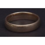 9ct gold wedding ring, the plain polished band between two engraved beaded edges, Millennium mark,