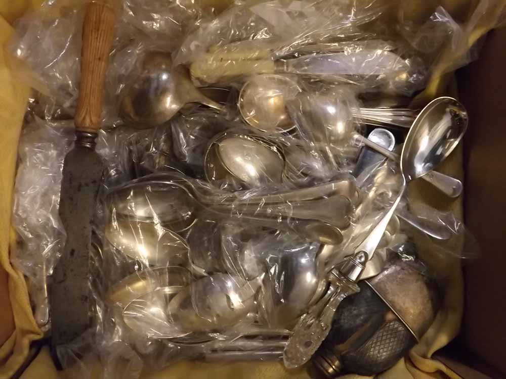 Box containing a large quantity of silver plated flatwares to include Fiddle pattern flatwares,