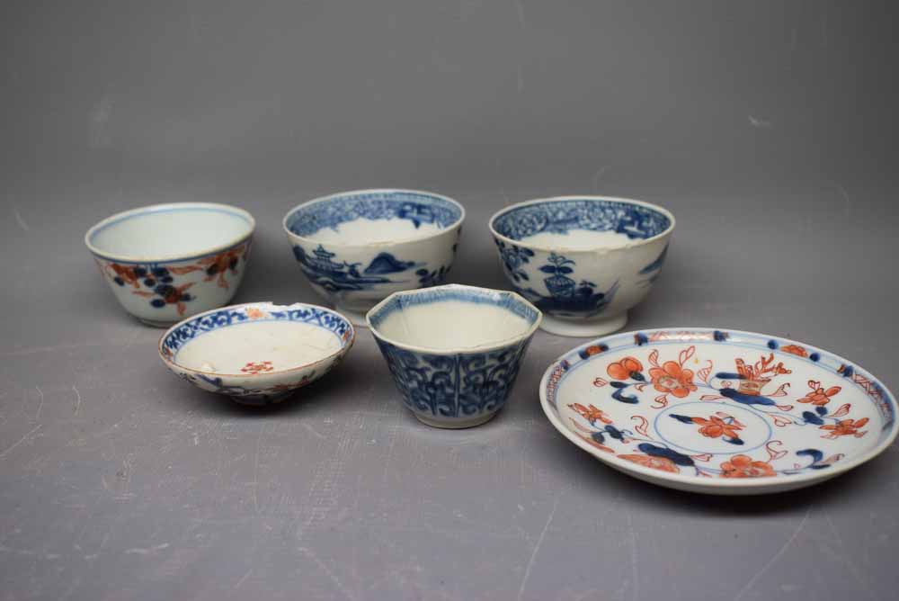 Mixed Lot: pair of 19th century Chinese blue and white tea bowls with fence and floral decoration,