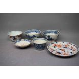 Mixed Lot: pair of 19th century Chinese blue and white tea bowls with fence and floral decoration,