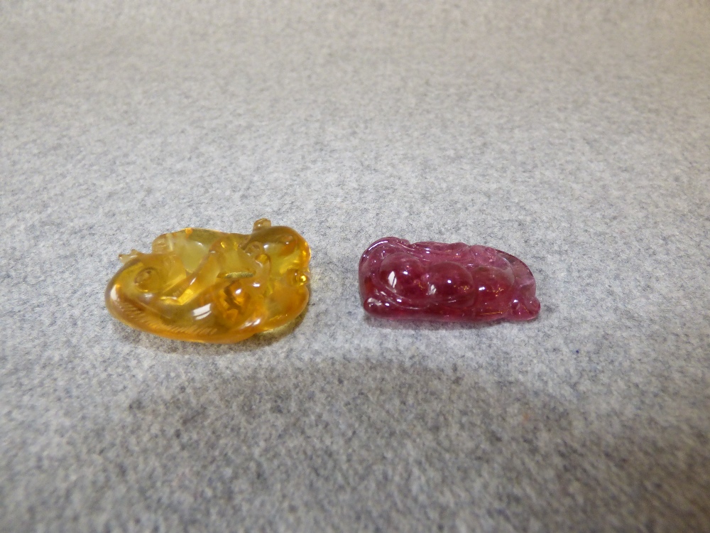 Amber carving of a cat & Tourmaline pendant - Image 2 of 2