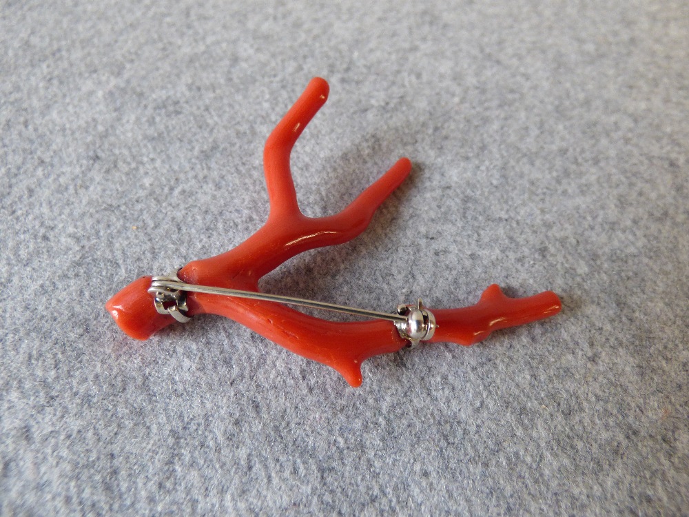 Coral branch brooch, 6.5cmL - Image 3 of 3