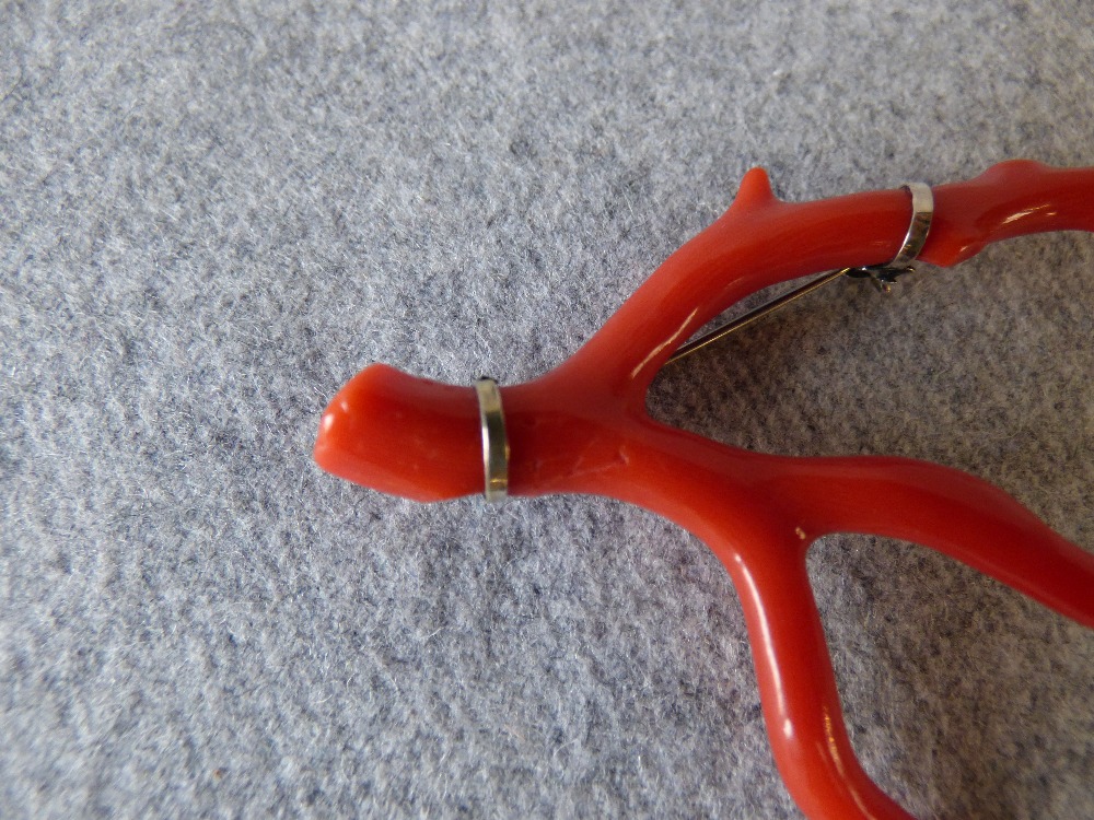 Coral branch brooch, 6.5cmL - Image 2 of 3