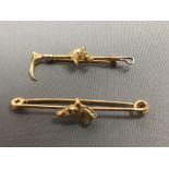 Two colour 9ct gold riding crop brooch, applied with a horse's head, 4.8cm long with a 9ct gold