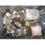 Collection of unsorted foreign notes & coins PLEASE ALWAYS CHECK CONDITION PRIOR TO BIDDING