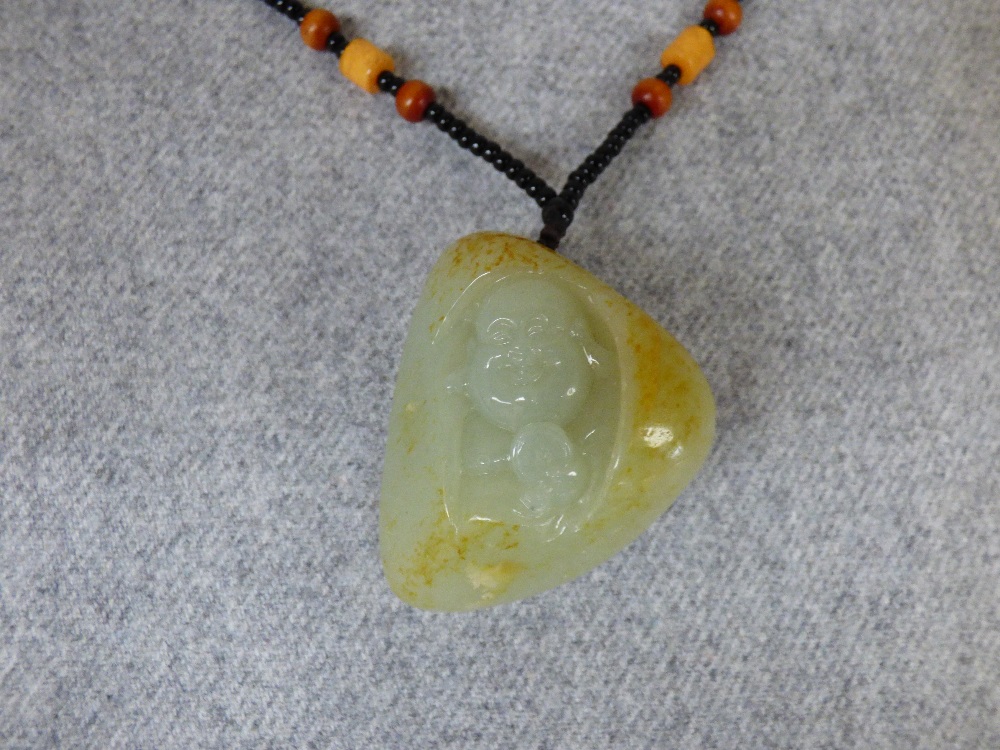 Chinese jade pendant depicting a smiling Buddha 5 x 4.5 x 2 cm on a bead necklace - Image 2 of 2