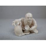 Chinese carved ivory figure of a gentleman & his turtle, 5 cm H