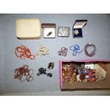Qty of various costume jewellery & loose beads