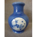 Blue and white vase, 20cmH (no damage)