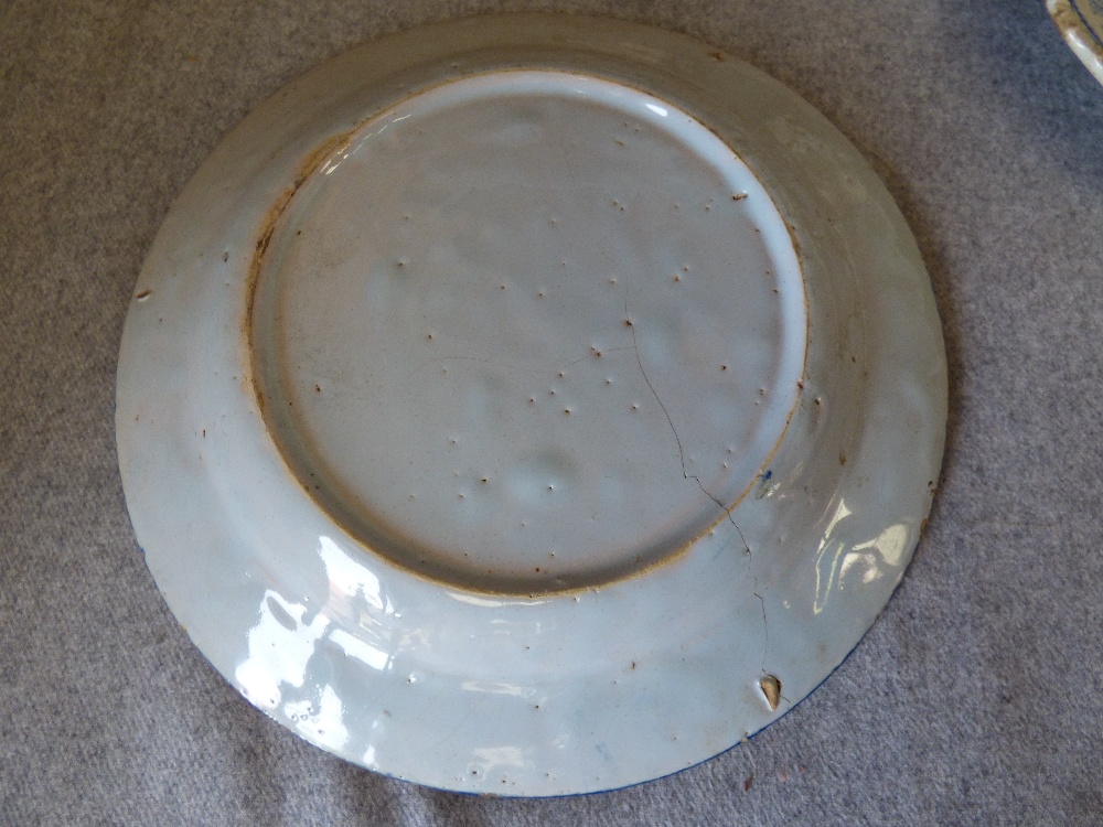 Set of 5 C18th Delft plates and 1 other blue & white plate (1 plate cracked, some chips to the rim) - Image 5 of 6