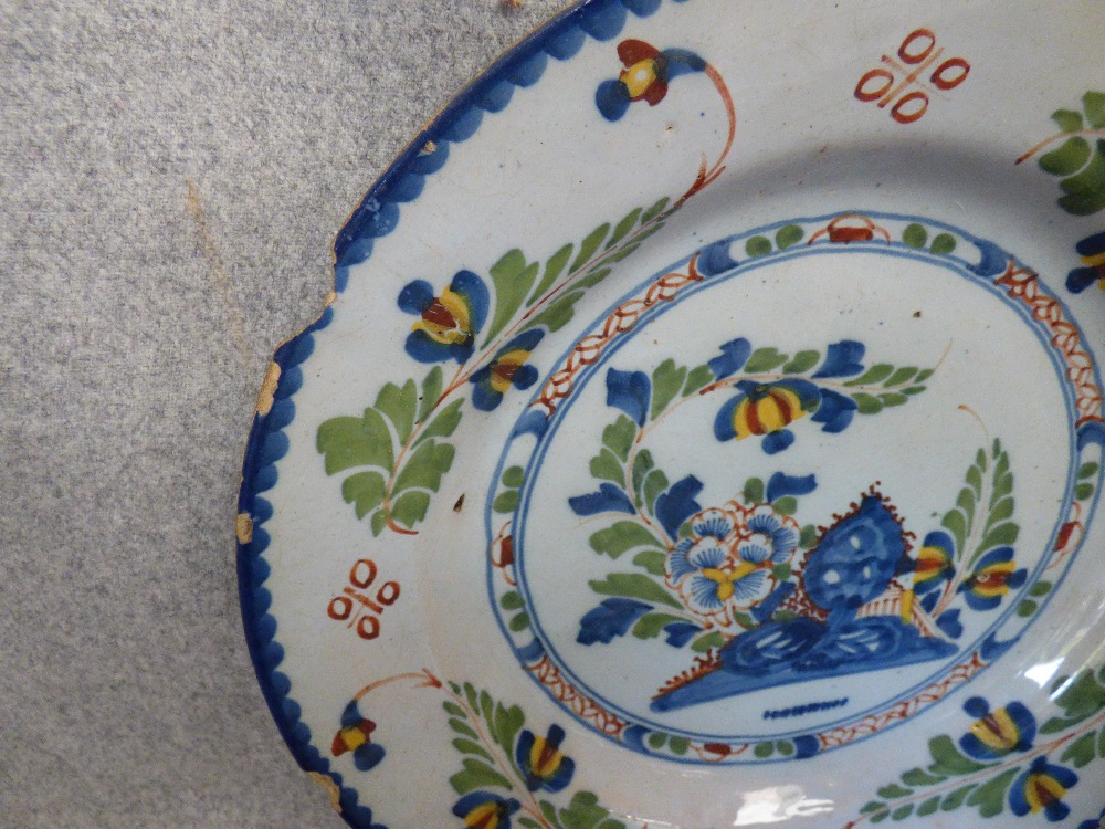 Set of 5 C18th Delft plates and 1 other blue & white plate (1 plate cracked, some chips to the rim) - Image 4 of 6