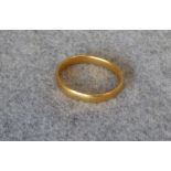 A 22 carat gold wedding ring, 4.8g gross