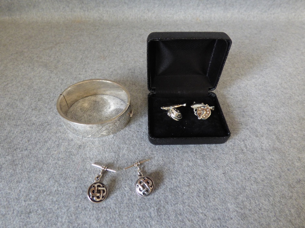 Silver hinged bangle with two pairs of cufflinks, stamped '925'