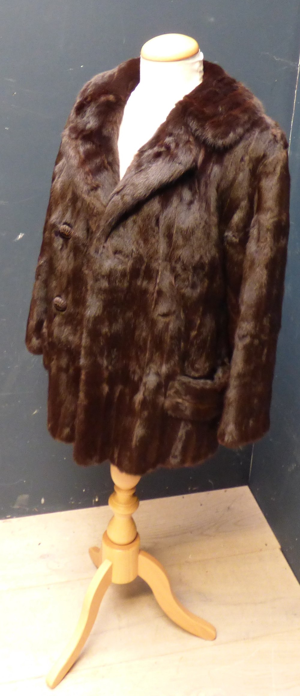 Short mink coat and shawl - Image 2 of 3