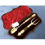 Cased set of horn handled silver plated stilton scoop & bread fork