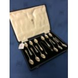 Cased set of 12 hallmarked silver teaspoons & tongs by Mappin & Webb