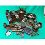 Qty of various brass & copper items, planters, horse brasses etc.