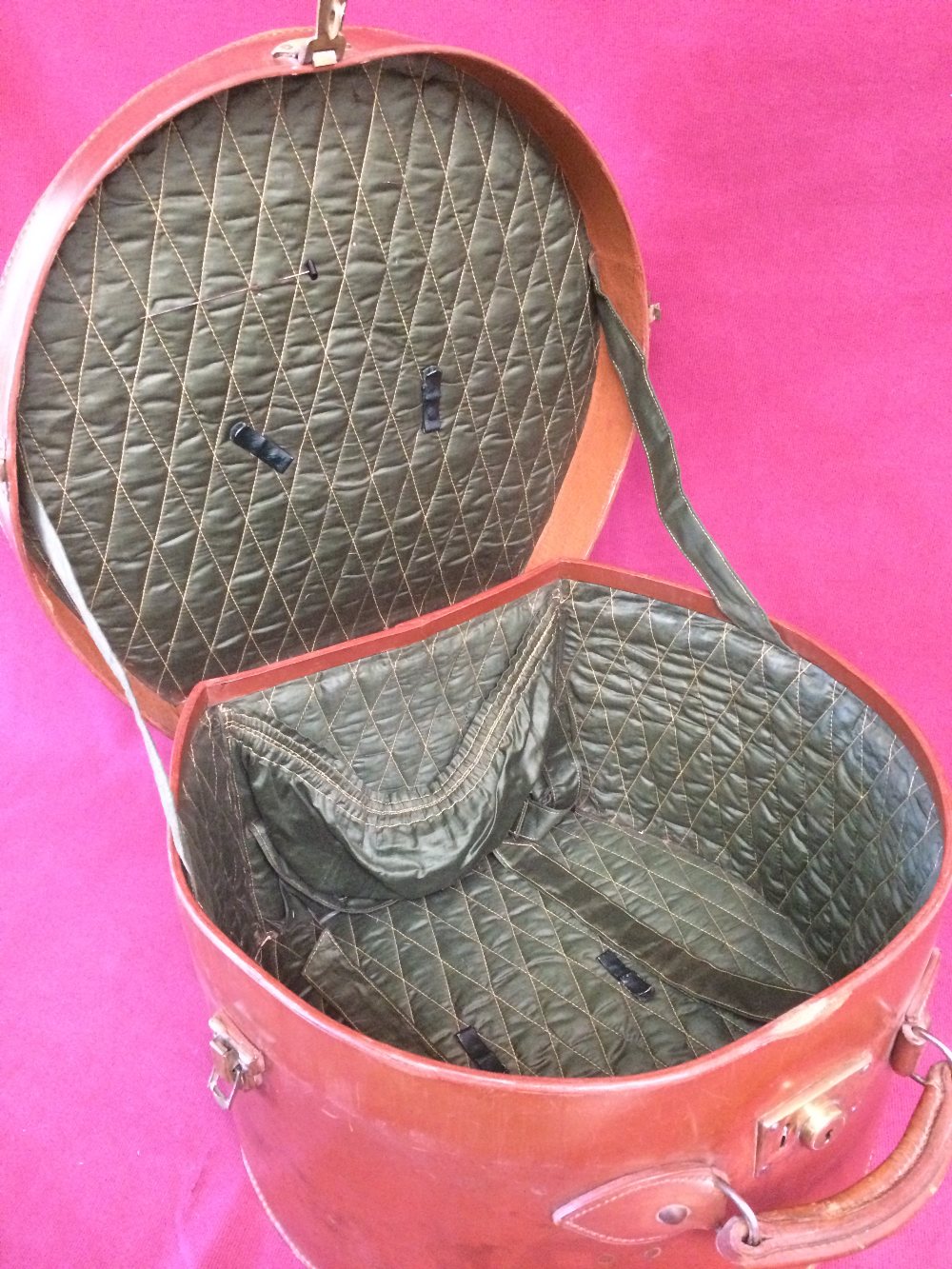 Ladies, 1920's, round leather hat box with carrying handle & green satin interior - Image 2 of 2