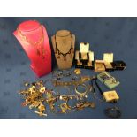 Quantity of assorted costume jewellery