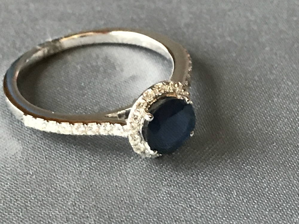 18 carat white gold, sapphire and diamond ring, 1.4 carats - Image 4 of 4