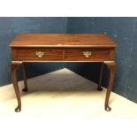 Georgian style mahogany side table with 2 single drawers on cabriole legs, 76Hx108Wcm