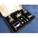 Cased hallmarked silver cruet set with blue glass liners, Birmingham 1941, 6 ozt