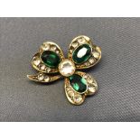 Antique brooch set green and white stone in yellow metal, 7.3g