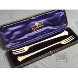 Cased pair of hallmarked silver pickle forks, Mappin & Webb, Sheffield 1904, 2 ozt