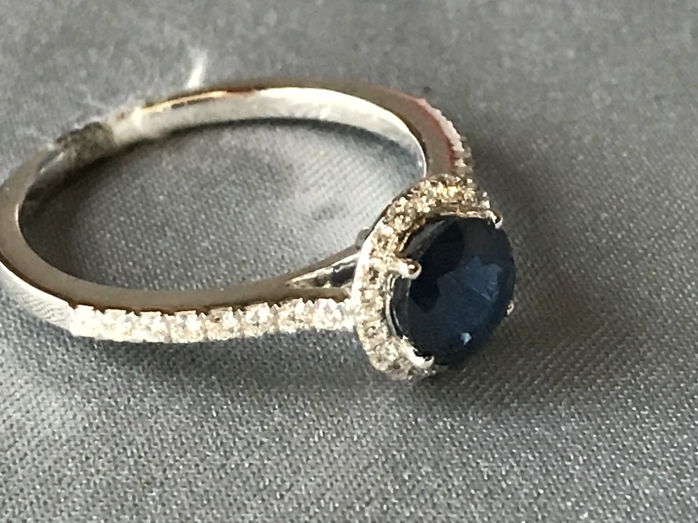 18 carat white gold, sapphire and diamond ring, 1.4 carats - Image 3 of 4