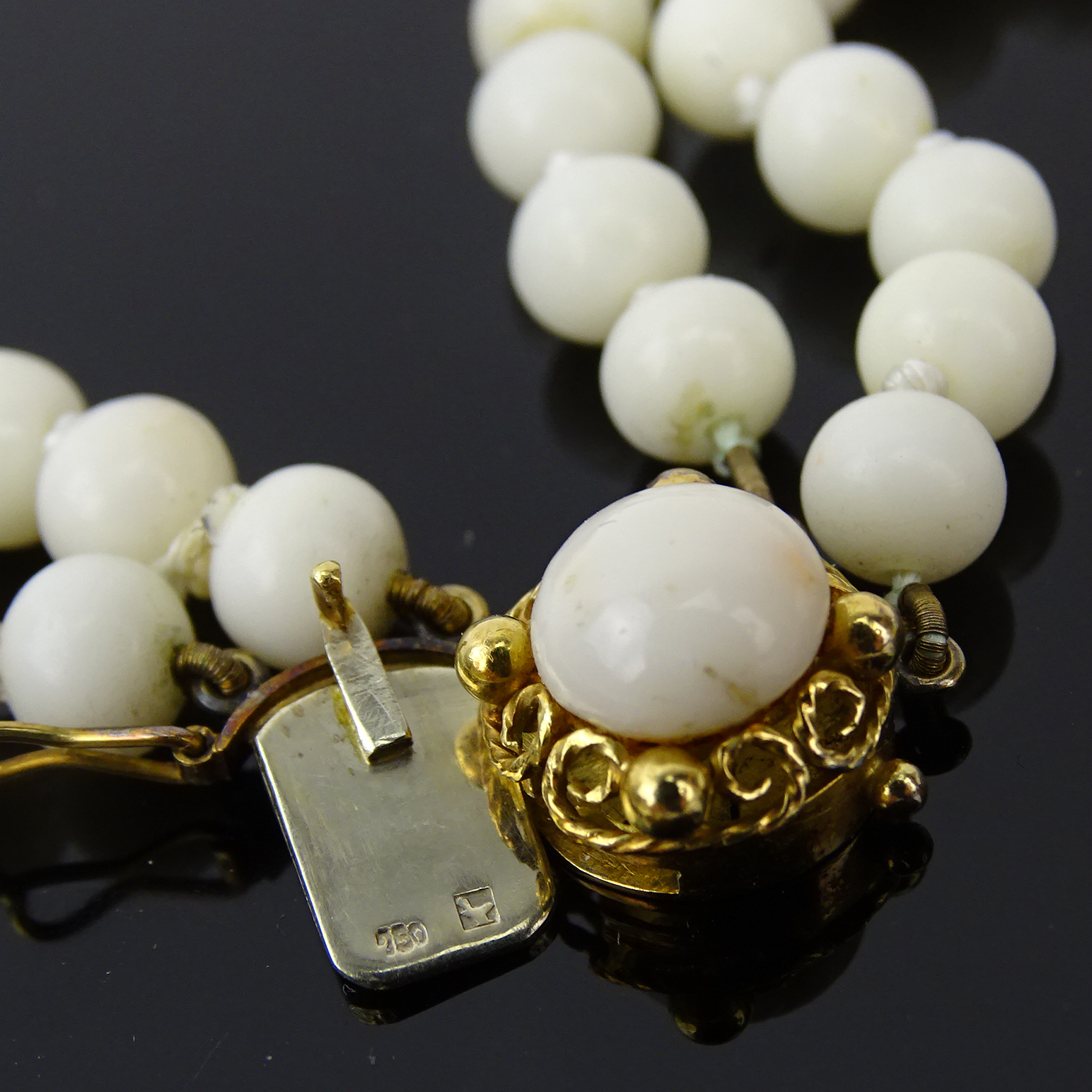 Vintage Double Strand Angelskin Coral Bead Necklace with 18 Karat Yellow Gold Clasp. Beads measure - Image 4 of 4