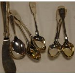 Sundry silver flatwares to include six early 19th century teaspoons in the fiddle pattern