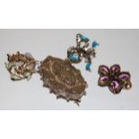 Assorted costume jewellery to include white metal brooch, paste set ribbon brooch,