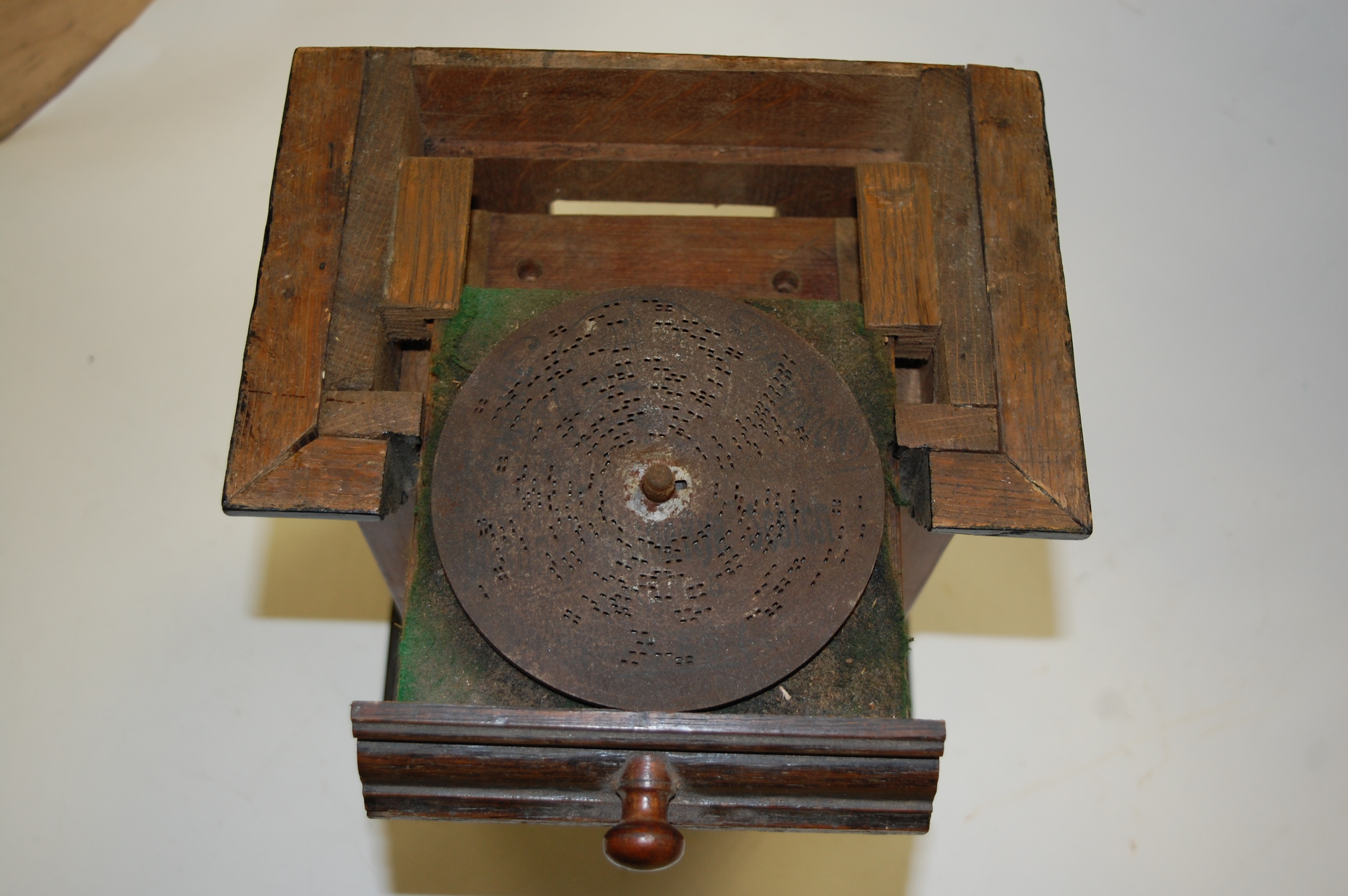A circa 1900 oak cased polyphon driven musical clock (a/f) Condition Report / Extra - Image 3 of 15
