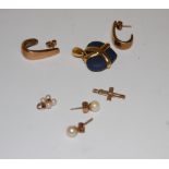 Mixed lot to include 9ct gold cross pendant, Wedgwood pendant, seed pearl set pendant,