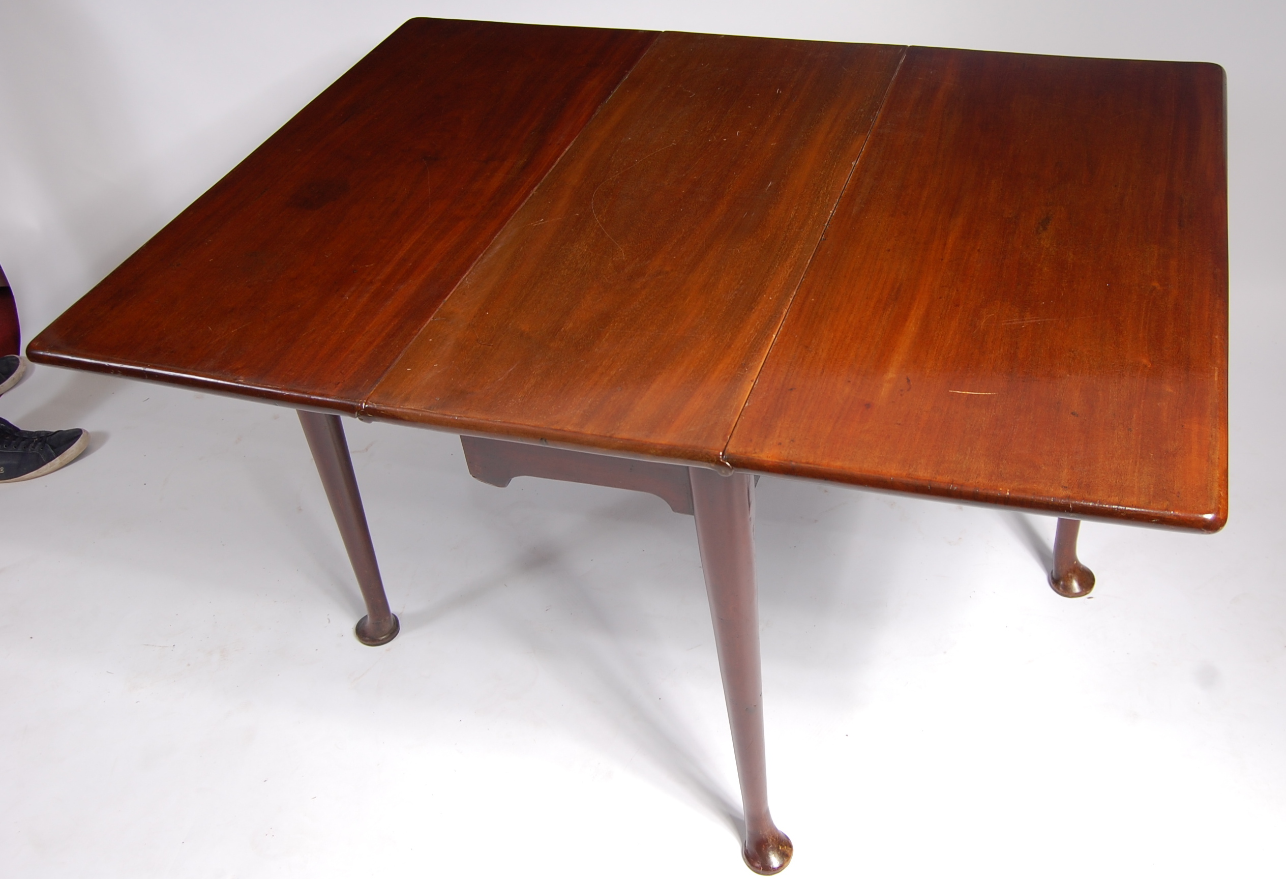 *A George III mahogany padfoot dining table, having square fall leaves on turned gatelegs, w. - Image 2 of 2