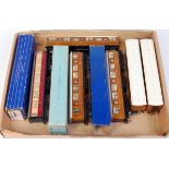 A small tray containing 5x D1 NE Hornby Dublo coaches and a D11 BR 1st/3rd corridor coach,