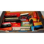 Tray of mixed 00 gauge and HO rolling stock, mixed manufacturers to include Airfix,