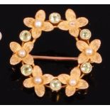 A 15ct gold, green topaz and seed pearl set flower head wreath brooch, 2.8g, dia. 2.