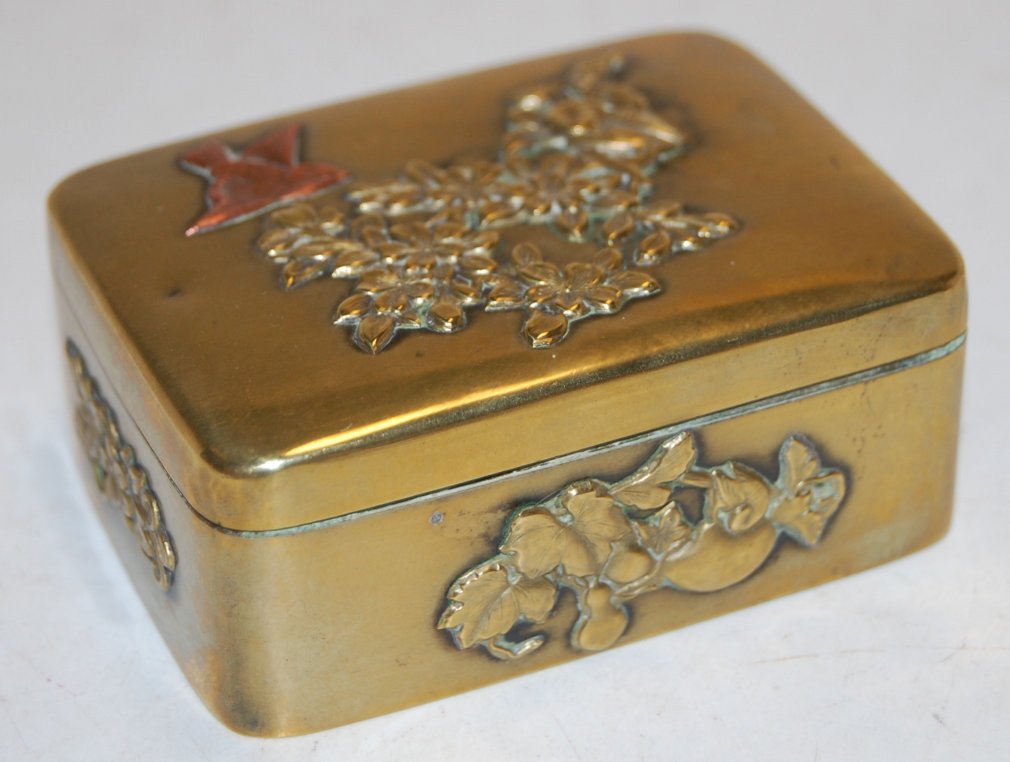 An early 20th century brass table snuff-box,