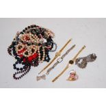 A small collection of miscellaneous costume jewellery, to include; coin brooch,