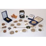 A small collection of miscellaneous items, to include; gem set brooches, Elizabeth II shilling,