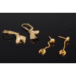 A pair of modern 9ct gold horse's head ear pendants together with a pair of 9ct gold horseshoe and