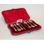 A cased of Edwardian silver teaspoons with sugar bows, maker William Gallimore & Sons,